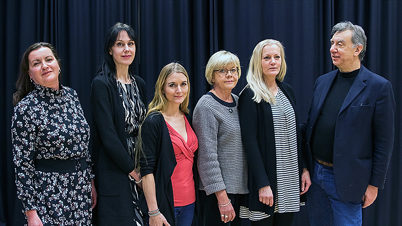 Fem solister och en italiensk dirigen. Från vänster Carina Stenberg, Sofia Flodin, Carina Henriksson, Monica Wasberg, Annette Strandljung och Claudio Morbo.
